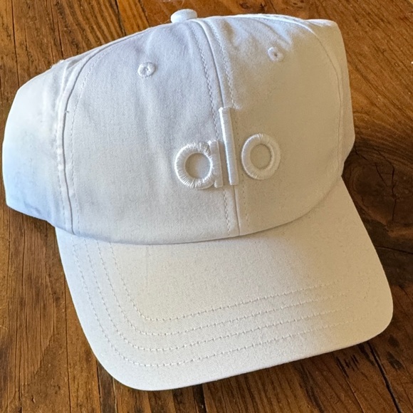 ALO Yoga White Cap - Picture 1 of 4